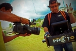 En pleine action face à la caméra de Polynésie Première